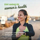 Swanson FemFlora cápsula en mano destacando diseño fácil de tragar y potencia