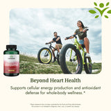 Swanson ubiquinol softgel junto a un vaso de agua ilustrando toma diaria