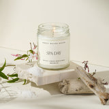 Sweet Water Decor vela en mano mostrando tamaño 9oz y uso práctico