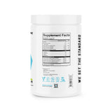Swolverine scoop medido junto a una mano para comparar tamaño de la porción y consumo