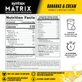 Vaso con Syntrax Matrix Bananas & Cream mezcla cremosa listo para beber
