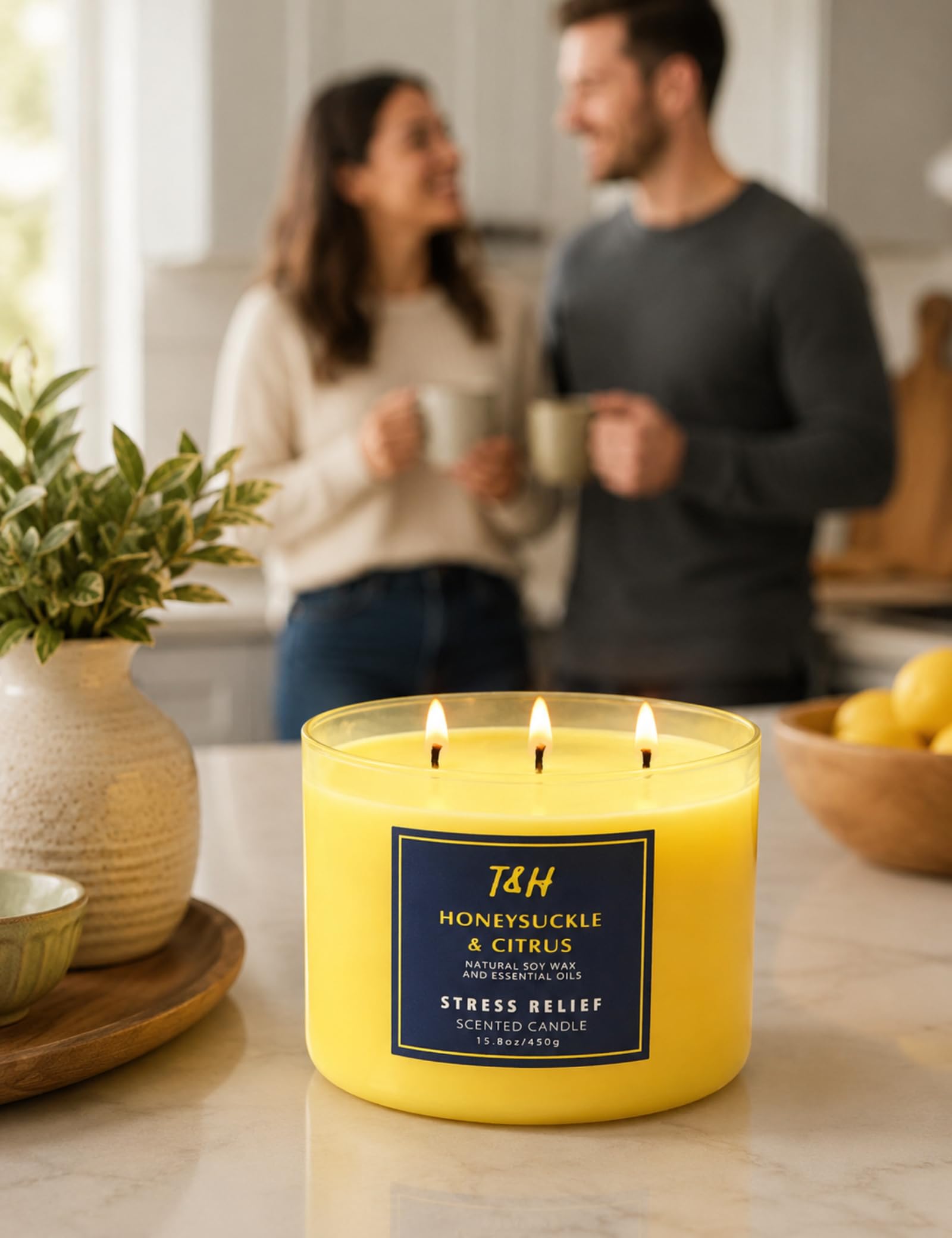T&H vela encendida en sala mostrando ambiente cálido y aroma envolvente