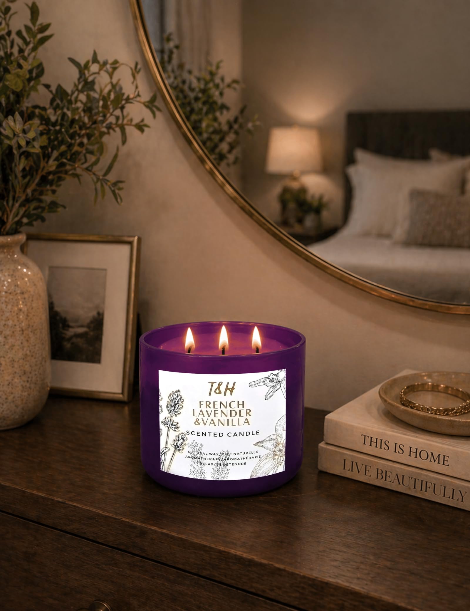 T&H vela en dormitorio sobre mesita para un toque aromático y estético