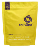 Atleta bebiendo Tailwind Nutrition limón durante carrera para energía continua