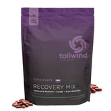 Tailwind Nutrition en escena exterior tras carrera, recuperación portátil después de ejercicio