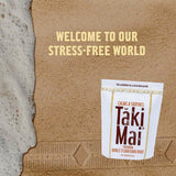 Taki Mai envase de 16 oz junto a una mano para escala, presentación práctica y duradera