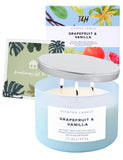 T&H vela encendida en ambiente nocturno, emite luz cálida y aroma duradero