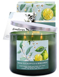 T&H vela encendida en salón creando ambiente acogedor y aromático