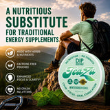 Mano colocando TeaZa pouch para uso discreto y energía refrescante