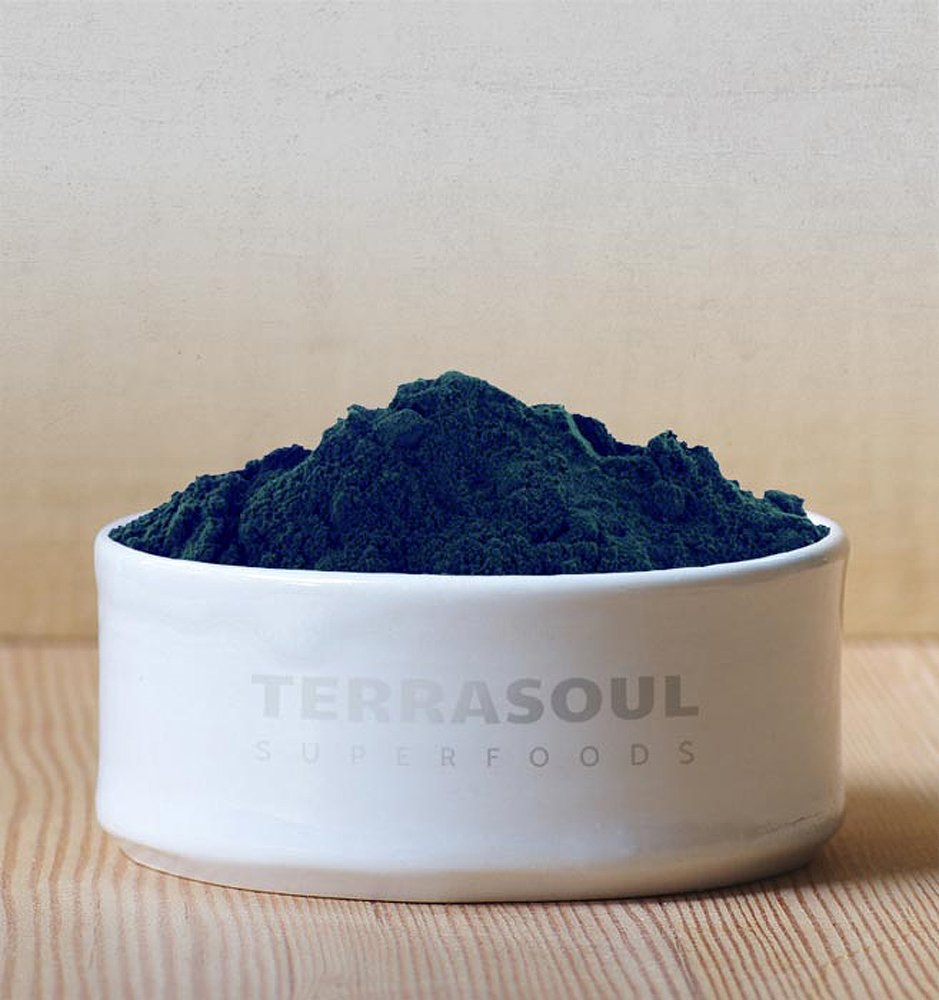 Terrasoul Superfoods polvo añadido a batido vegetal para energía nutritiva