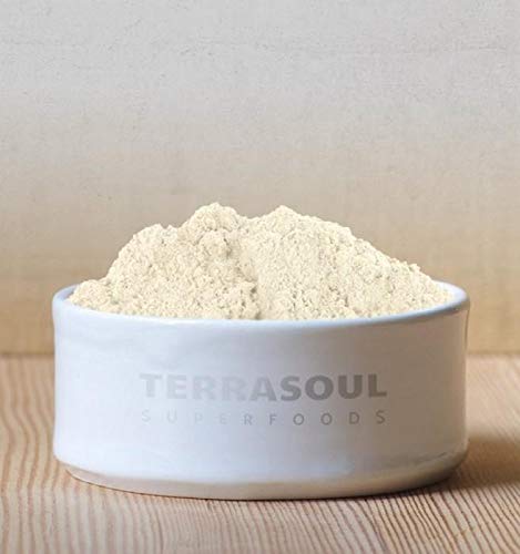 Terrasoul Superfoods bolsa en mano para comparar tamaño y facilidad de almacenamiento