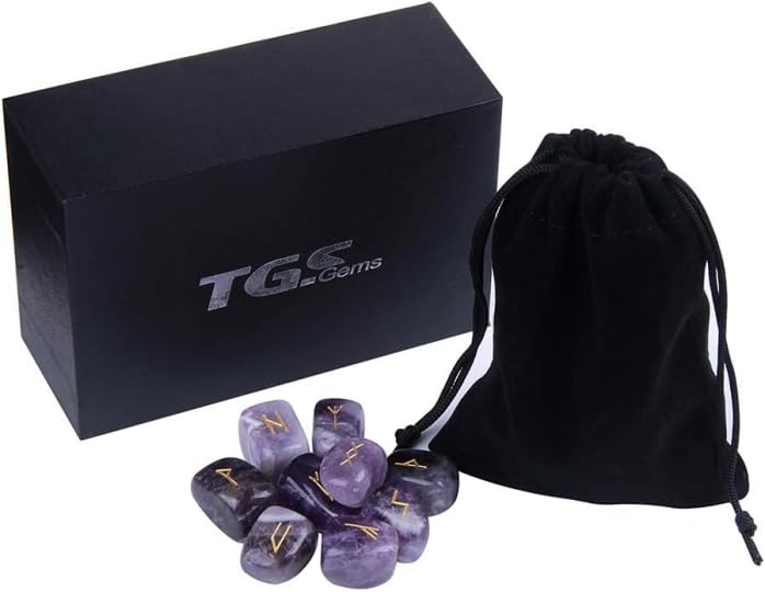 TGS Gems runas en mano durante meditación, facilita concentración y manejo