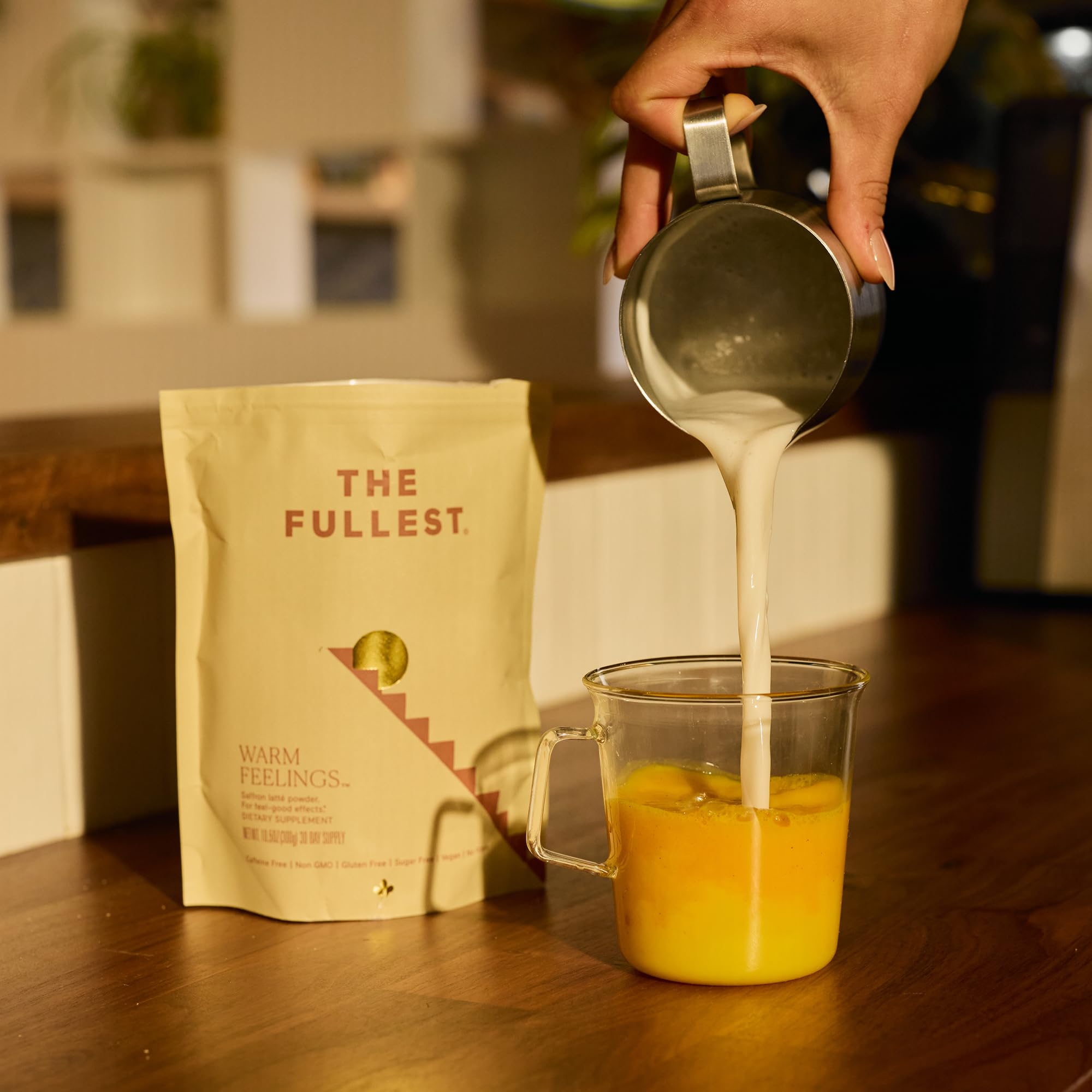 THE FULLEST envase junto a objetos para comparar tamaño y porciones