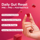 The Gut Gummy gomita en mano para demostrar tamaño y facilidad