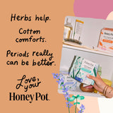 The Honey Pot Company protector junto a mano para referencia de tamaño práctico