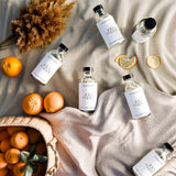 THE MAGIC SCENT empaque sobre mesa junto a accesorios, listo para uso profesional