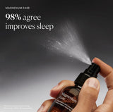 The Nue Co tamaño del spray 60ml comparado con mano para facilidad de transporte