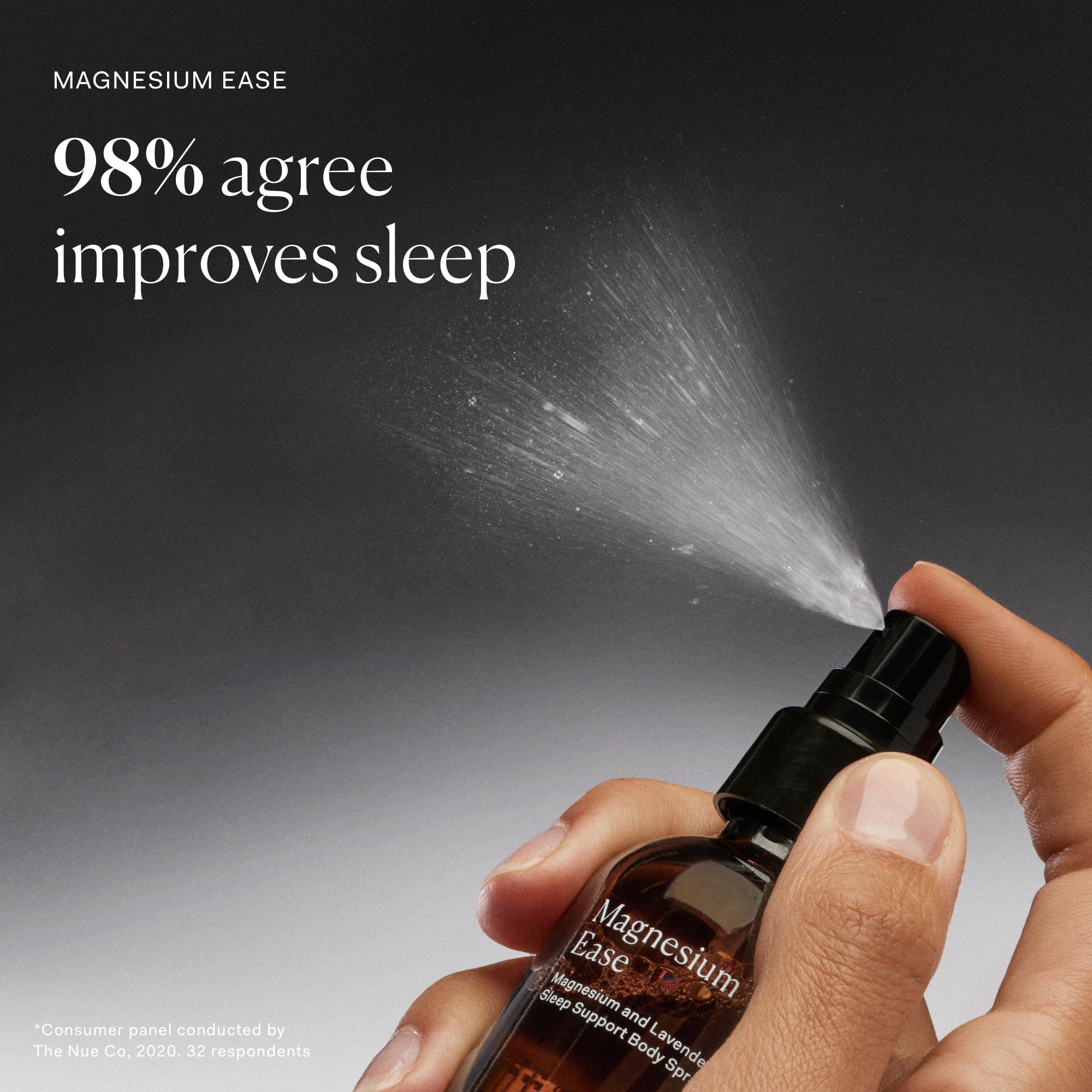 The Nue Co spray en acción mostrando textura ligera y absorción rápida en piel