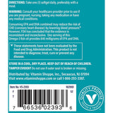 The Vitamin Shoppe cápsula en mano para comparar tamaño y facilitar la toma
