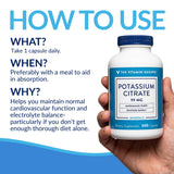 The Vitamin Shoppe cápsula junto a moneda para comparar tamaño y portabilidad