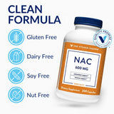 The Vitamin Shoppe cápsula de NAC en mano mostrando tamaño y fácil ingesta