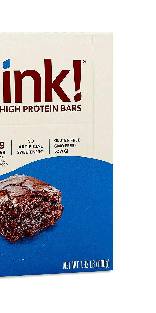 thinkThin barra abierta en mano durante una pausa, snack práctico y rápido