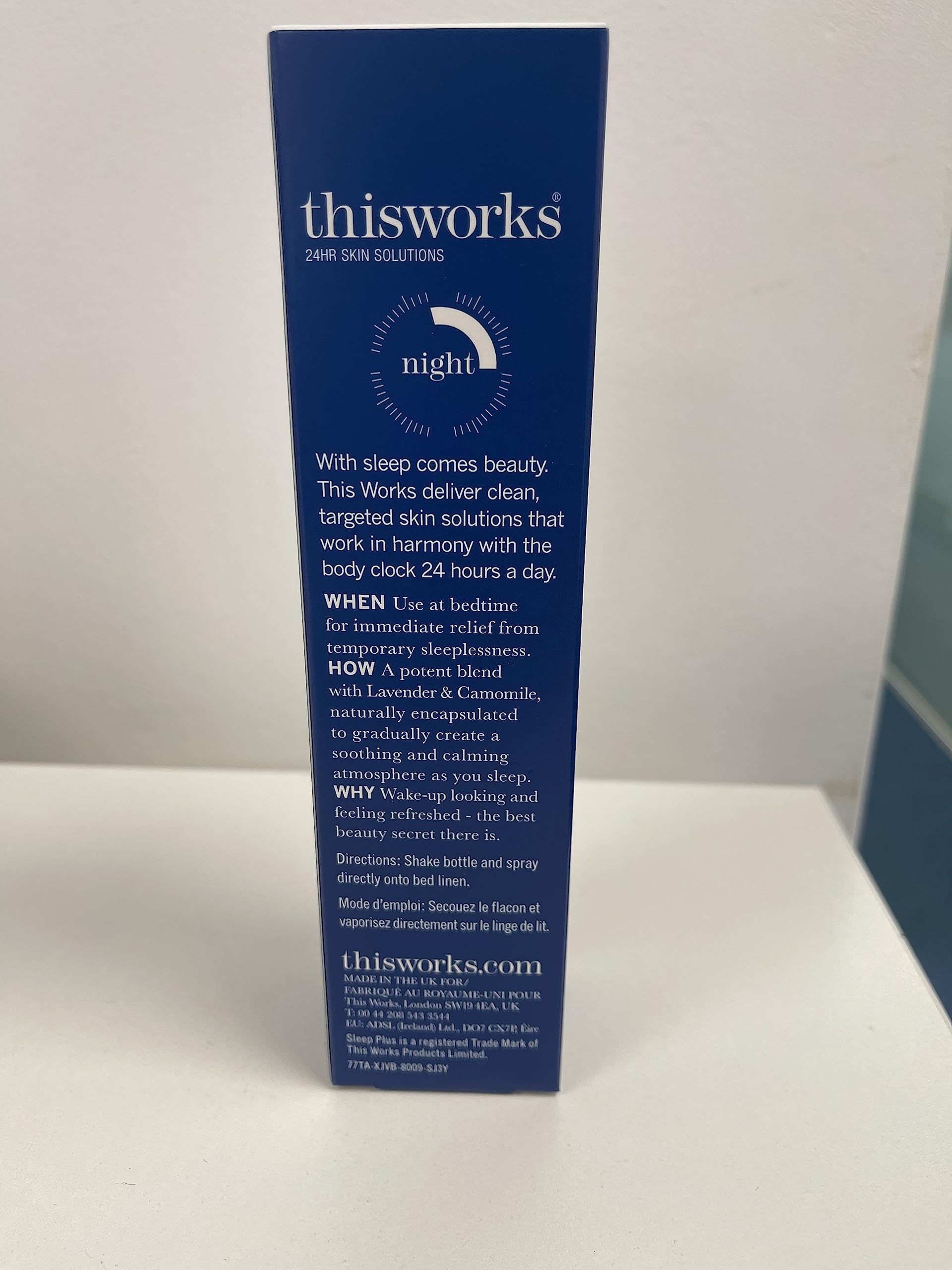 This Works dormitorio con luz tenue sugiriendo mejora del ambiente de sueño