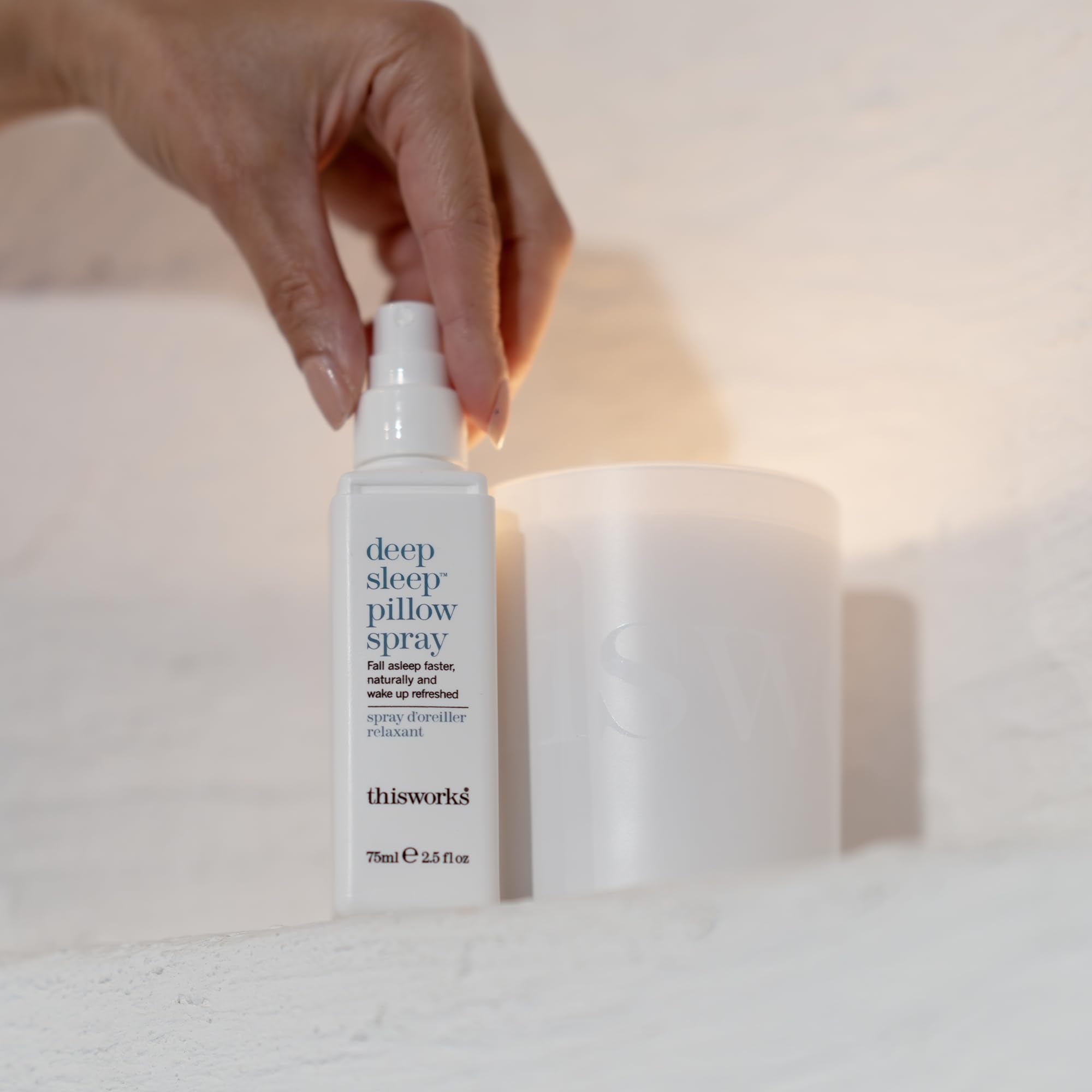 THISWORKS producto en dormitorio ambientado, transmite calma y relajación