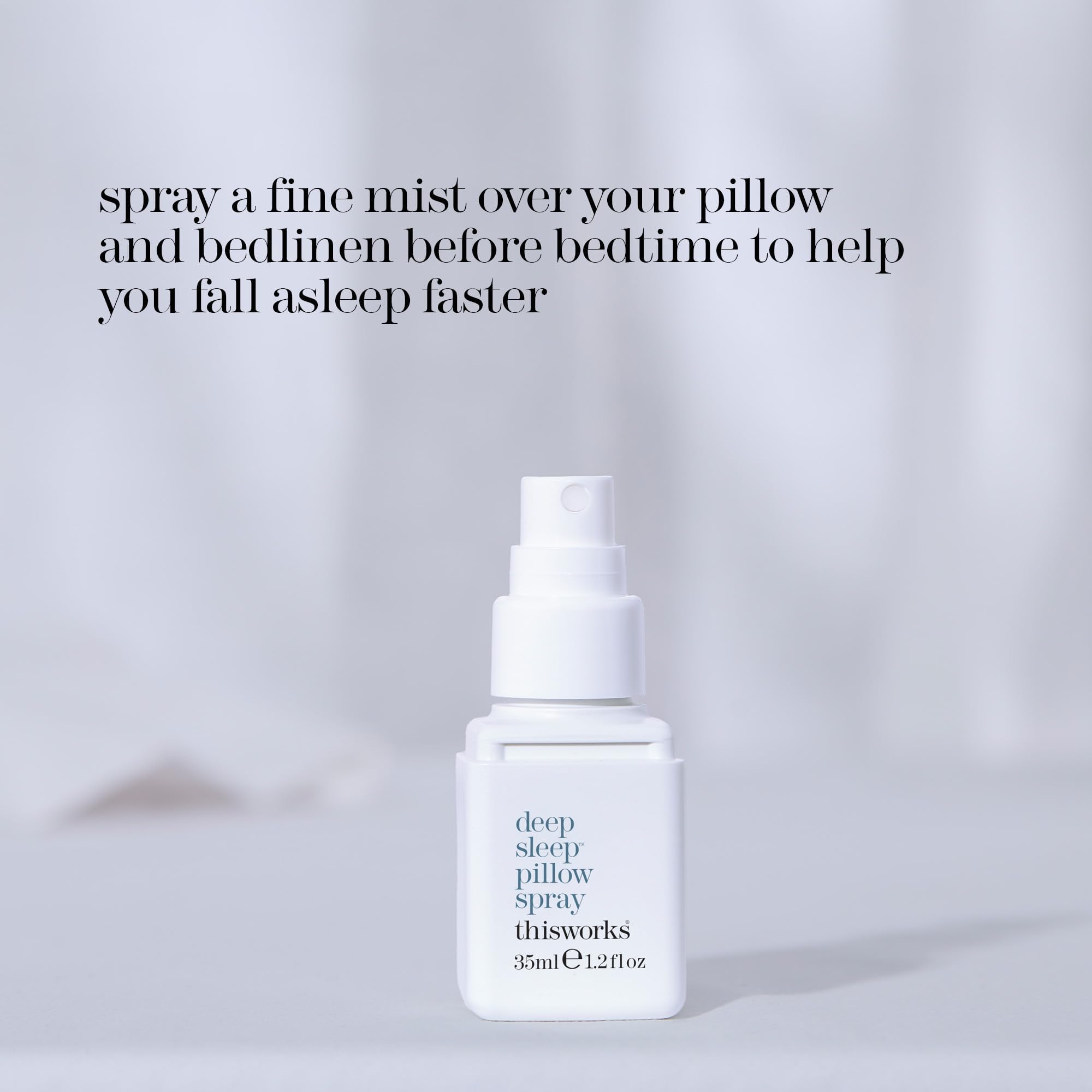 THISWORKS pulverizando sobre almohada creando ambiente relajante