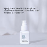 THISWORKS pulverizando sobre almohada creando ambiente relajante