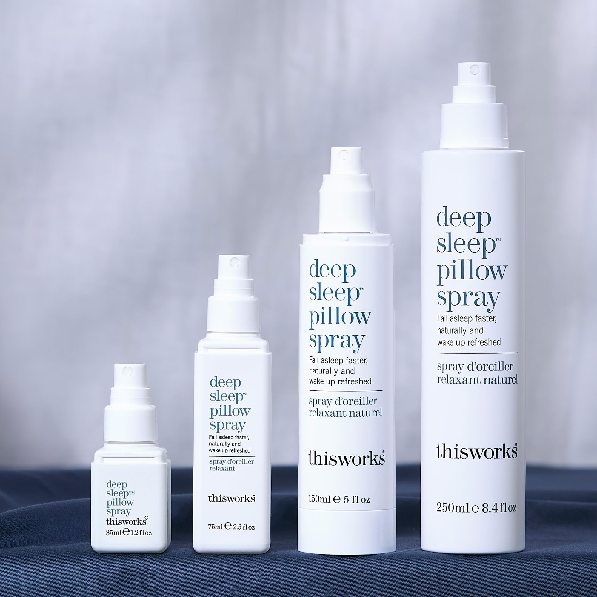 THISWORKS junto a objeto de escala mostrando tamaño compacto de viaje