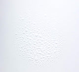 thisworks botella junto a llaves y móvil demostrando tamaño de viaje