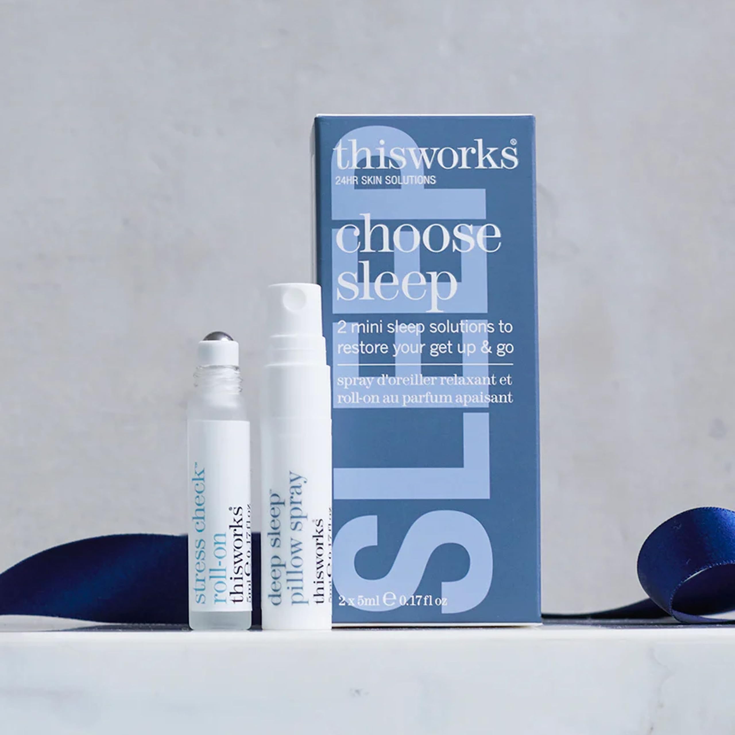 THISWORKS botellas de 5ml comparadas con una tarjeta para mostrar tamaño travel