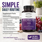 Thomas' all-natural Remedies mano sosteniendo cápsulas para comparar tamaño