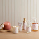 Thymes frasco 3 oz al lado de objetos para comparación de tamaño