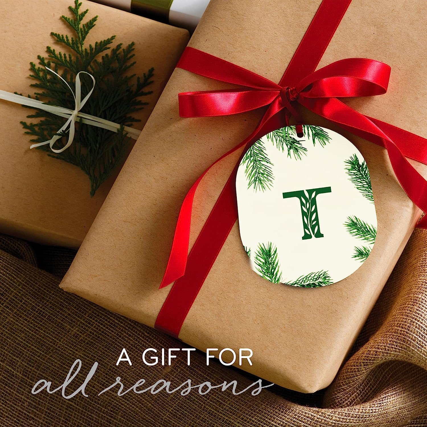 Thymes vela cerca de adorno navideño transmitiendo aroma festivo