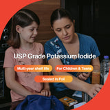 THYROSAFE tableta en mano mostrando tamaño práctico portátil