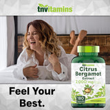tnvitamins cápsula en mano para comparar tamaño, beneficio: fácil de tragar y portar