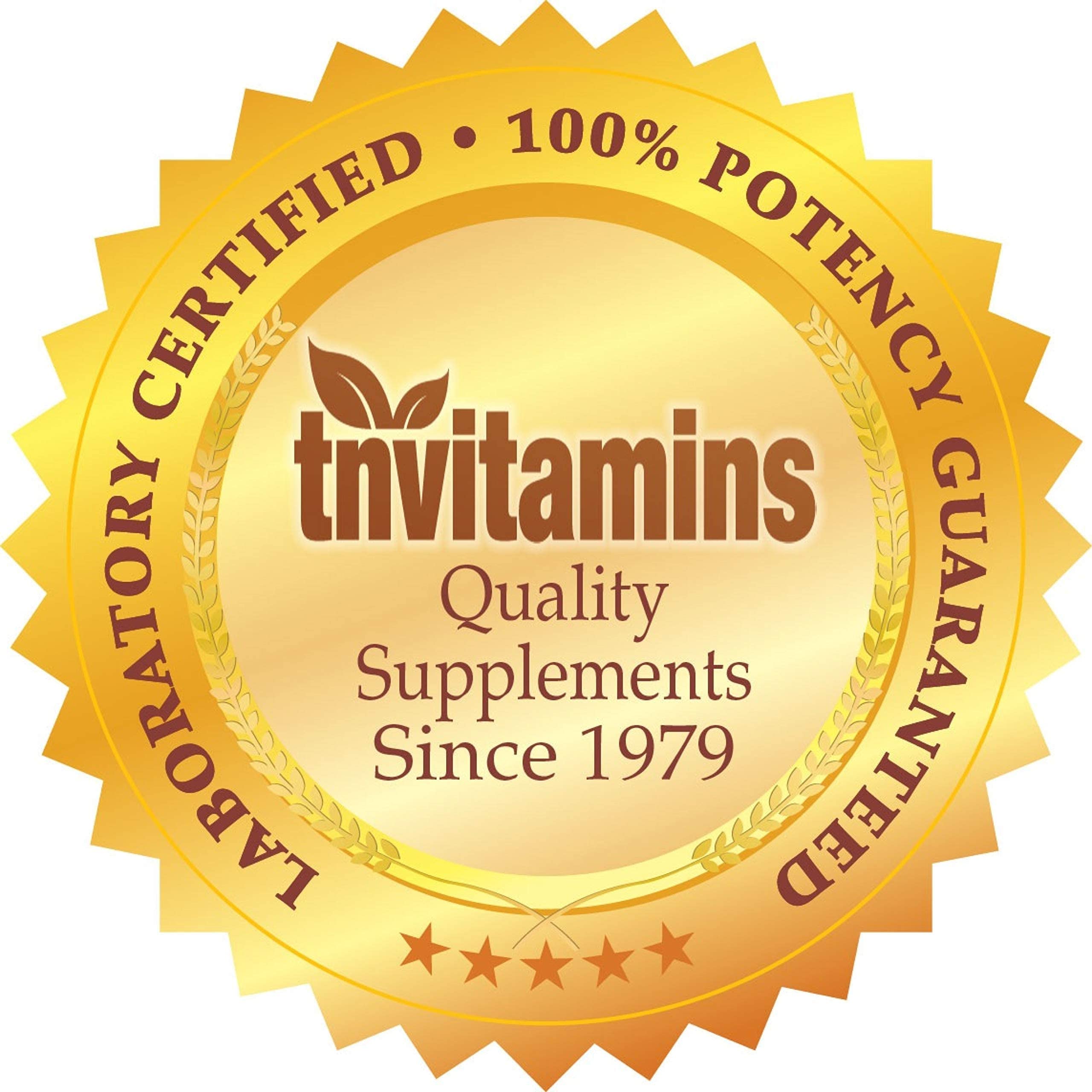 tnvitamins bote junto a vaso de agua mostrando uso diario práctico