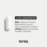 Toniiq cápsula en mano para comparar tamaño y facilidad