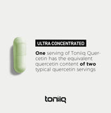 Toniiq cápsula en mano para escala y visualización del tamaño práctico