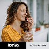Toniiq cápsula en mano para comparar tamaño y facilidad de ingestión