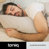 Toniiq cápsulas junto a una regla para comparar tamaño y portabilidad