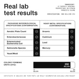 Toniiq persona sosteniendo cápsula destacando facilidad de uso y dosificación clara