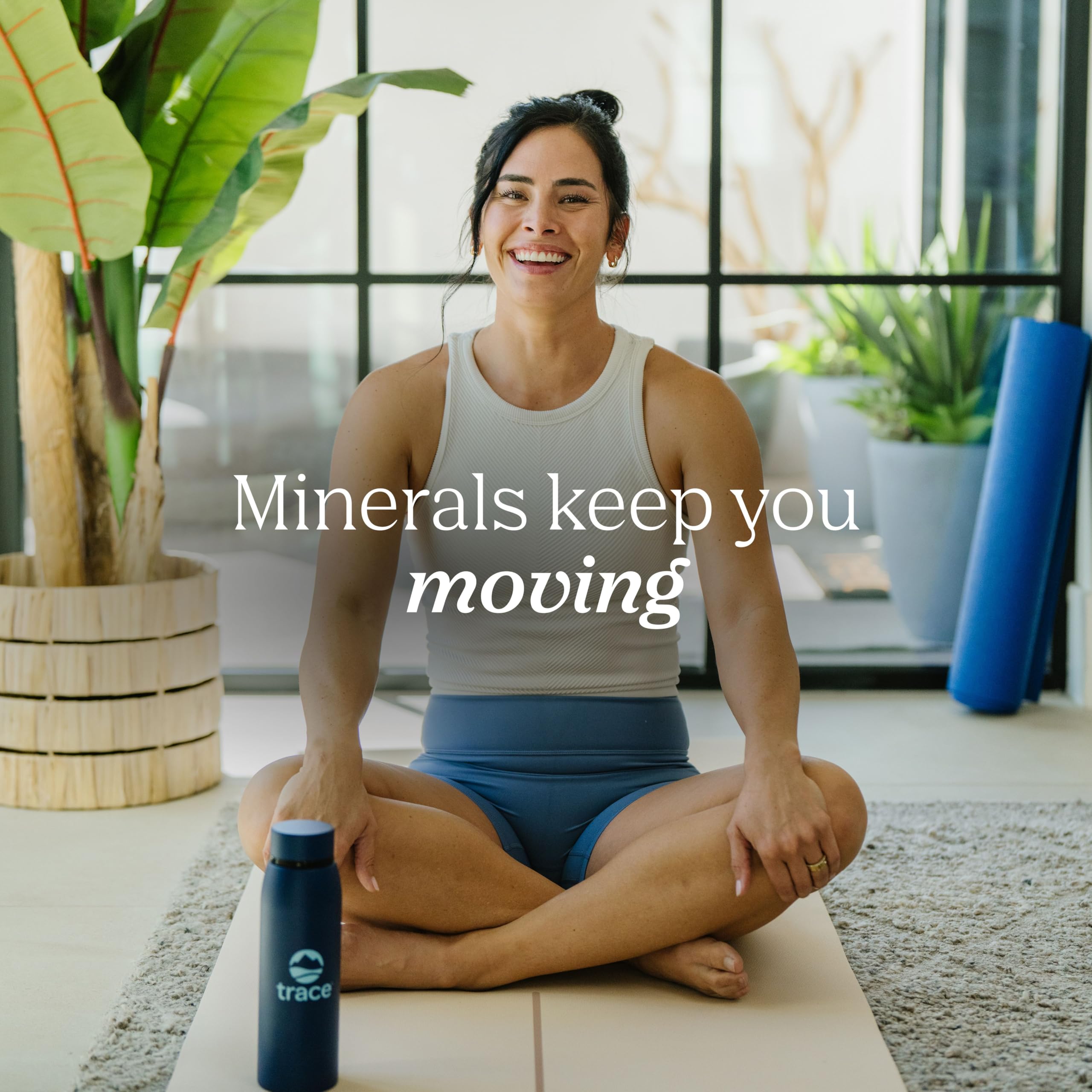 Trace Minerals cuchara medidora junto al envase mostrando dosis recomendada