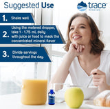 Trace Minerals botella en mano para comparar tamaño y portabilidad
