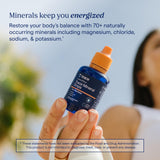 Trace Minerals envase 59 ml en mano para comparar tamaño yportabilidad