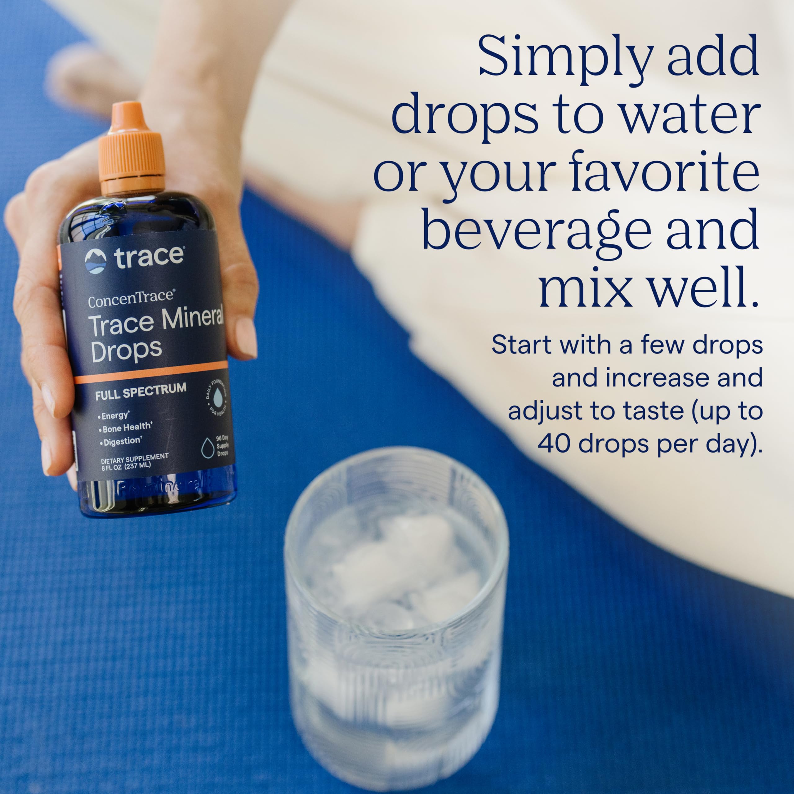 Trace Minerals gotas añadidas a un vaso con agua para remineralizar