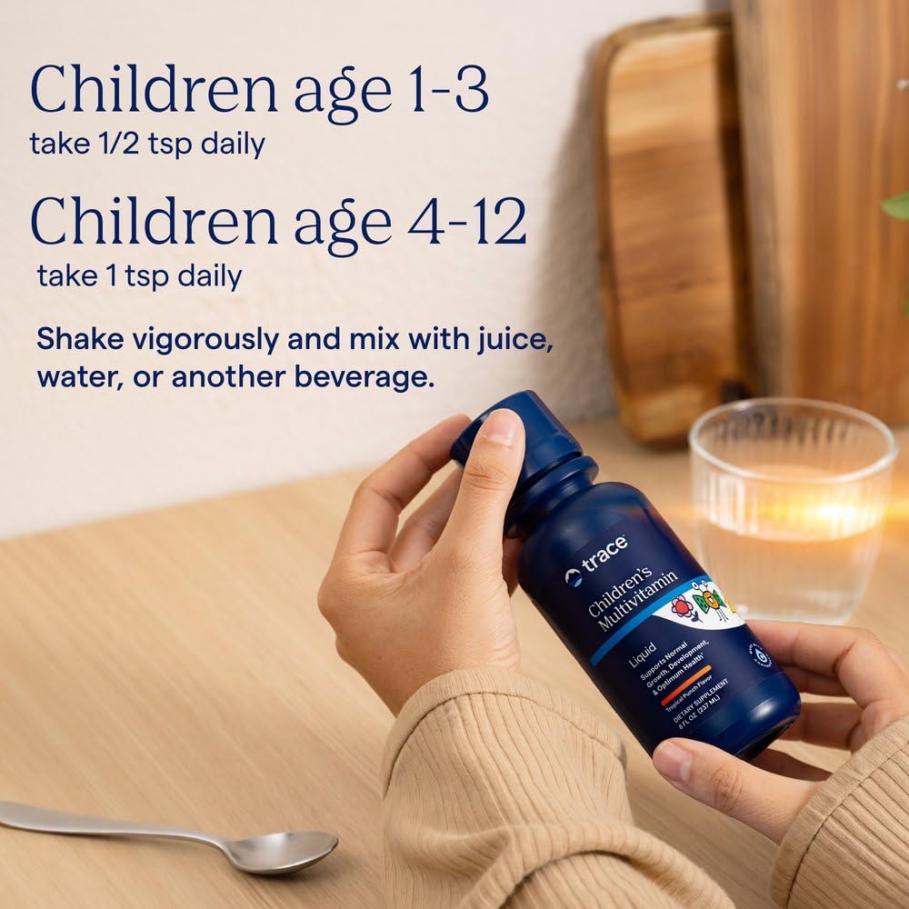 Trace Minerals líquido mezclado en un vaso listo para beber por niños