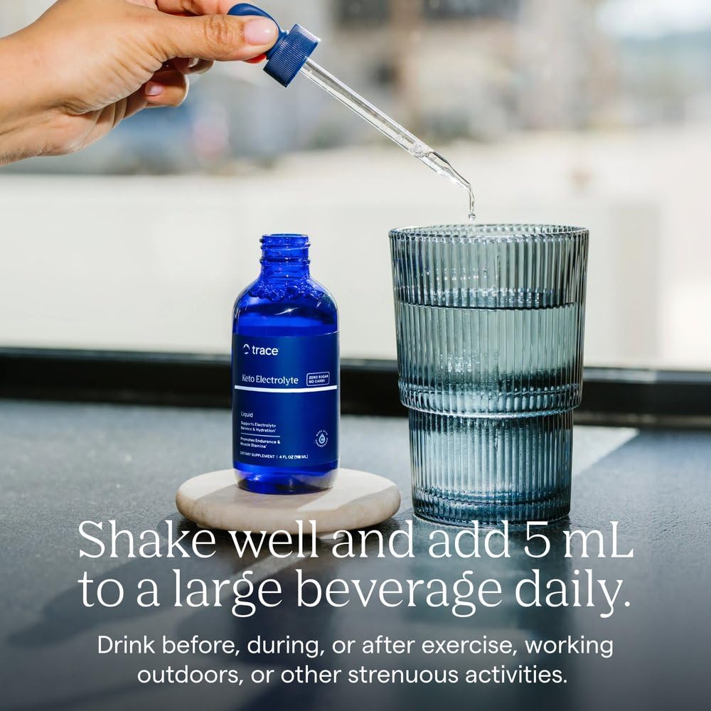 Trace Minerals gotas añadidas a un vaso para mejor hidratación